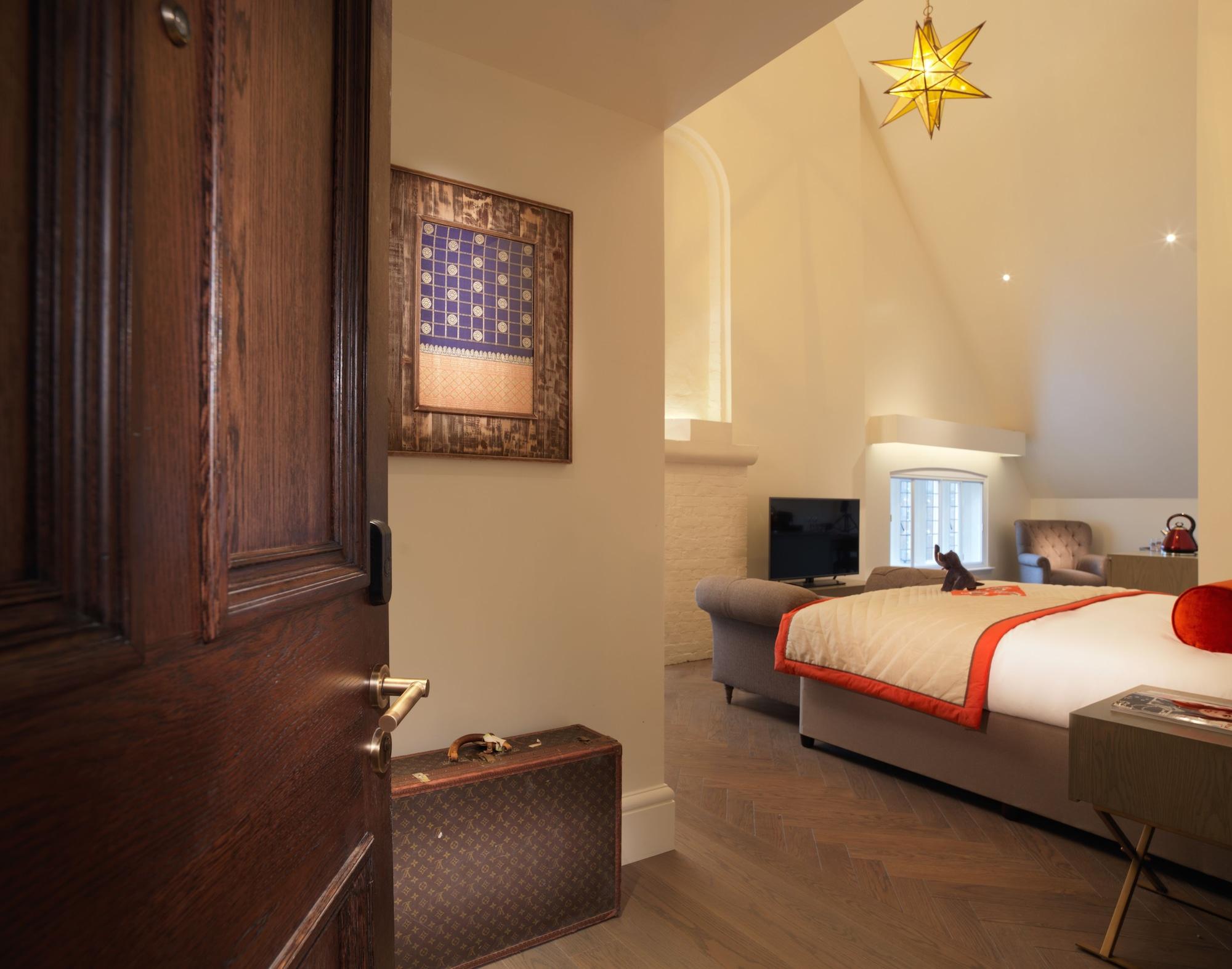 The Lalit London Hotel Ruang foto A room at the hotel