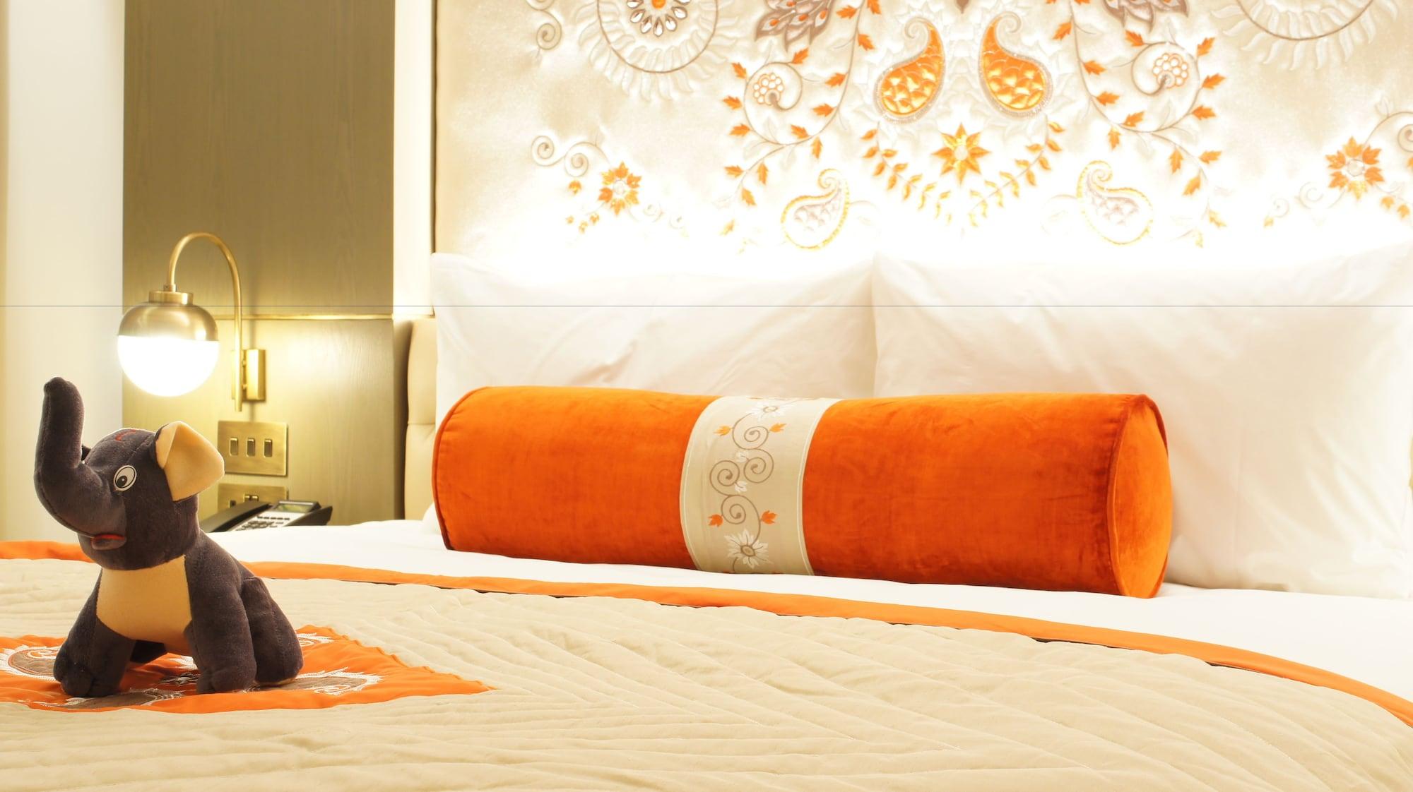 The Lalit London Hotel Bagian luar foto A bolster pillow