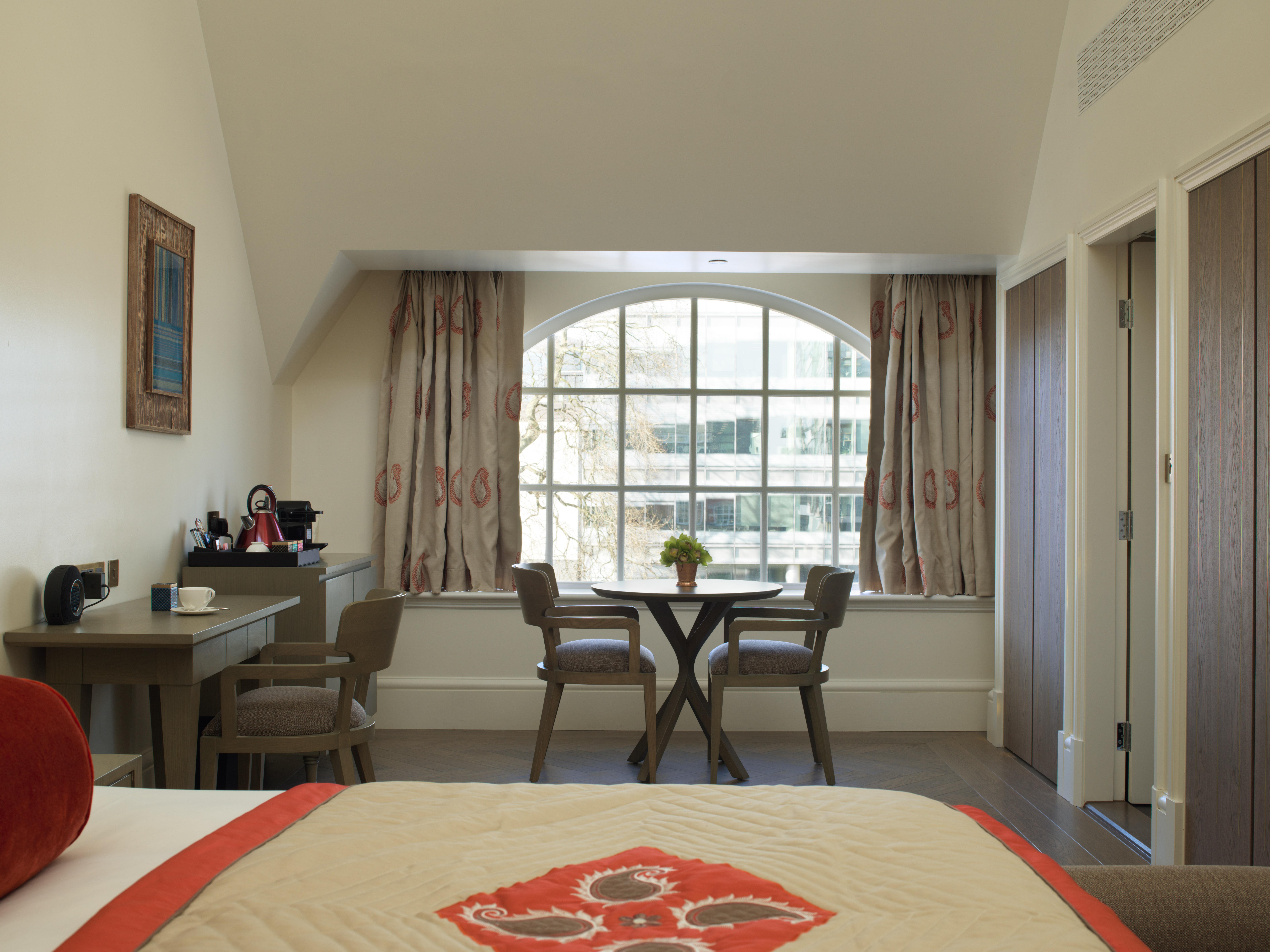 The Lalit London Hotel Ruang foto A room at the hotel