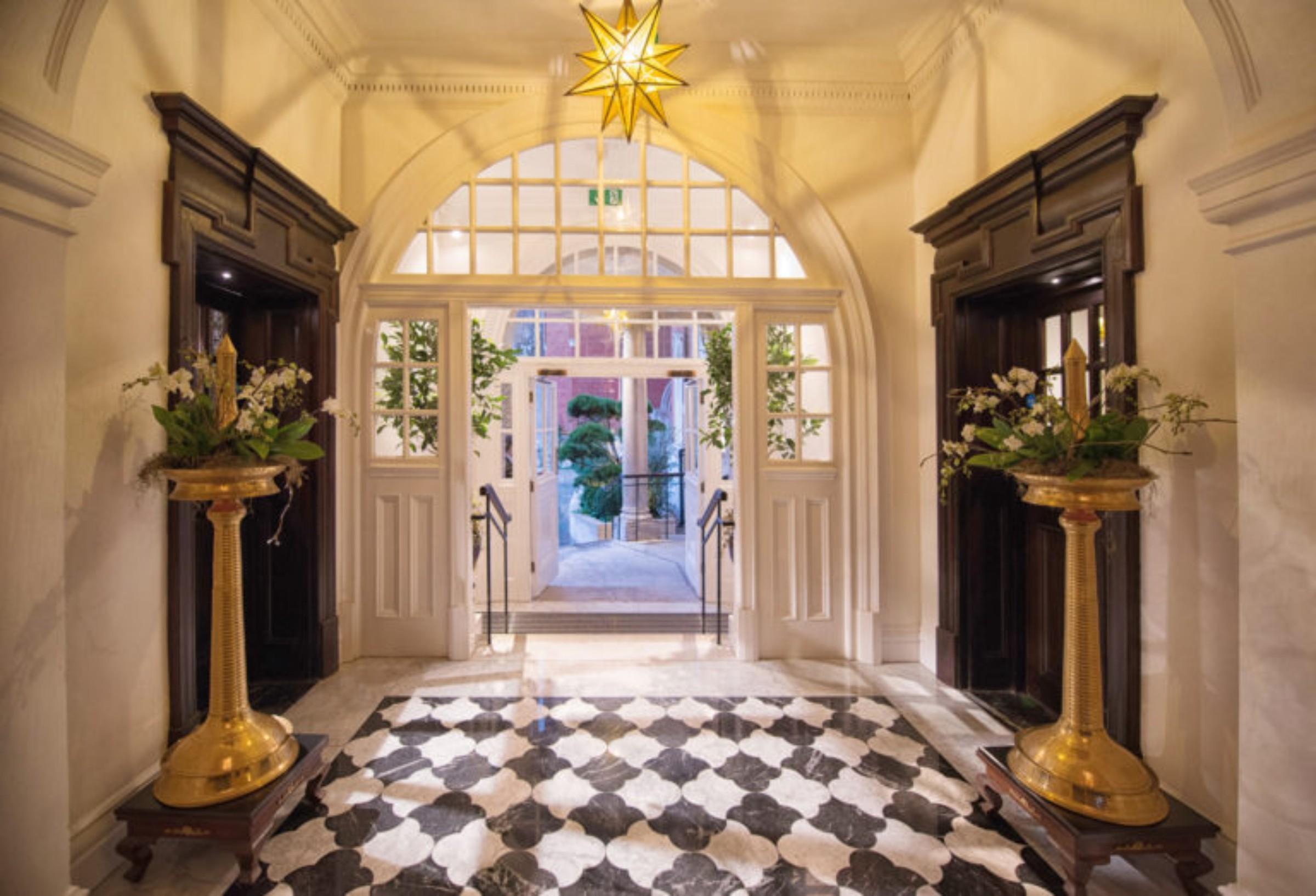 The Lalit London Hotel Bagian luar foto Entrance to the hotel