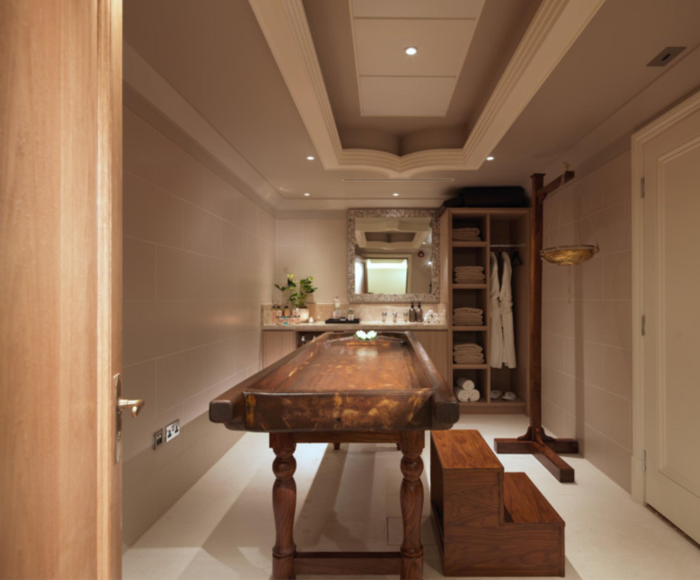 The Lalit London Hotel Bagian luar foto A treatment room at the spa