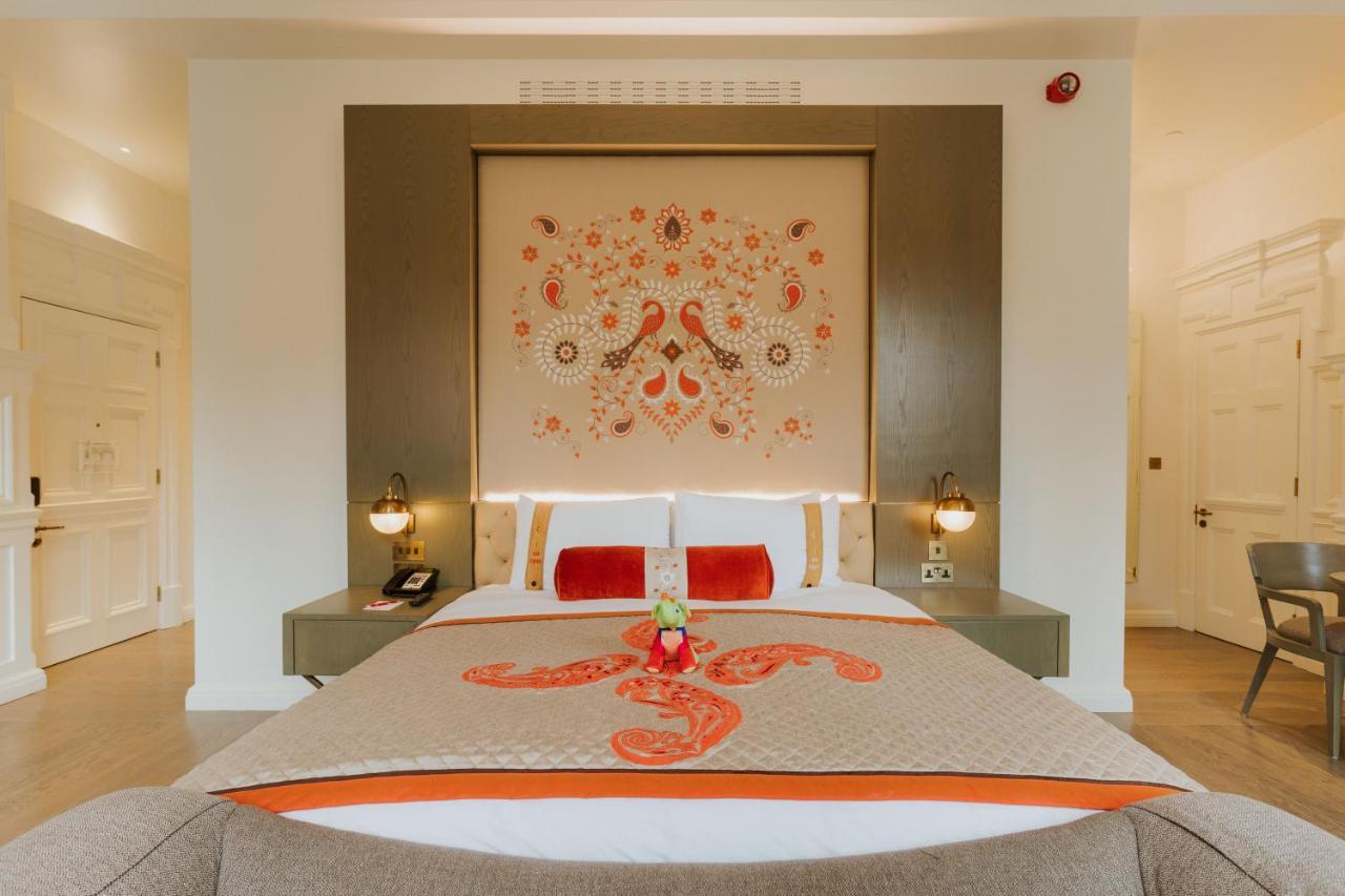 The Lalit London Hotel Bagian luar foto A bedroom at the Taj Mahal Palace