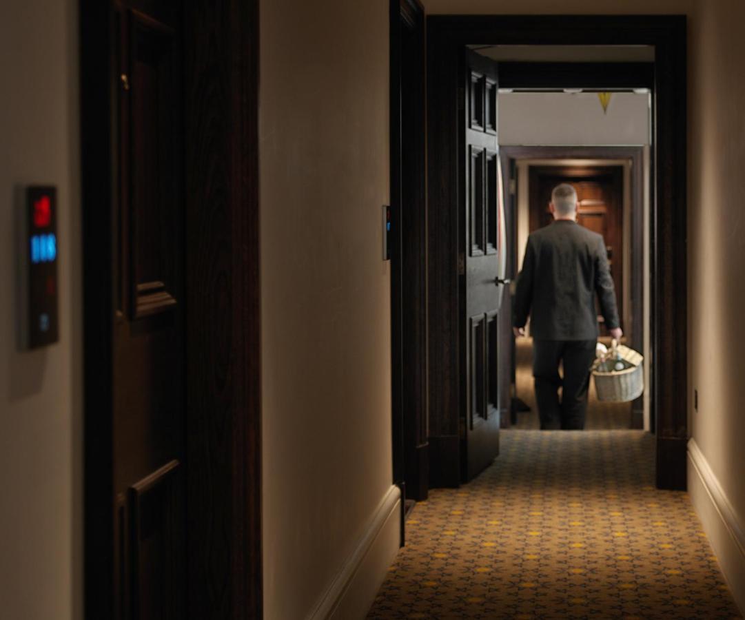 The Lalit London Hotel Bagian luar foto A room service employee delivers room service to a guest room