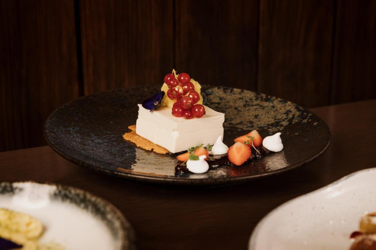 The Lalit London Hotel Bagian luar foto A cheesecake