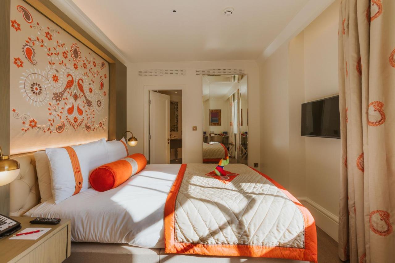 The Lalit London Hotel Bagian luar foto A bedroom at the Mandarin Oriental, London