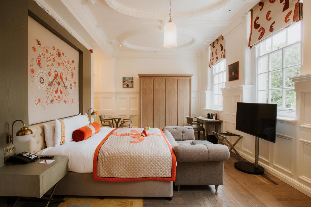 The Lalit London Hotel Bagian luar foto A bedroom at the hotel