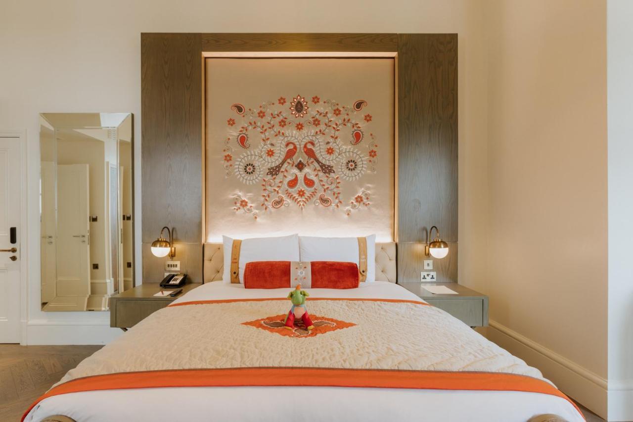 The Lalit London Hotel Bagian luar foto A bedroom at the Taj Mahal Palace