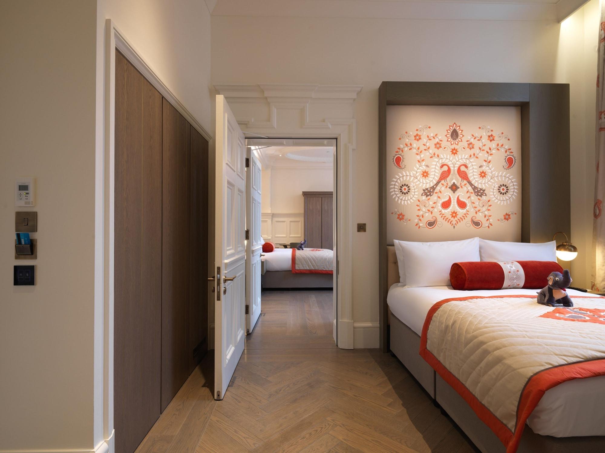 The Lalit London Hotel Bagian luar foto A suite at the hotel