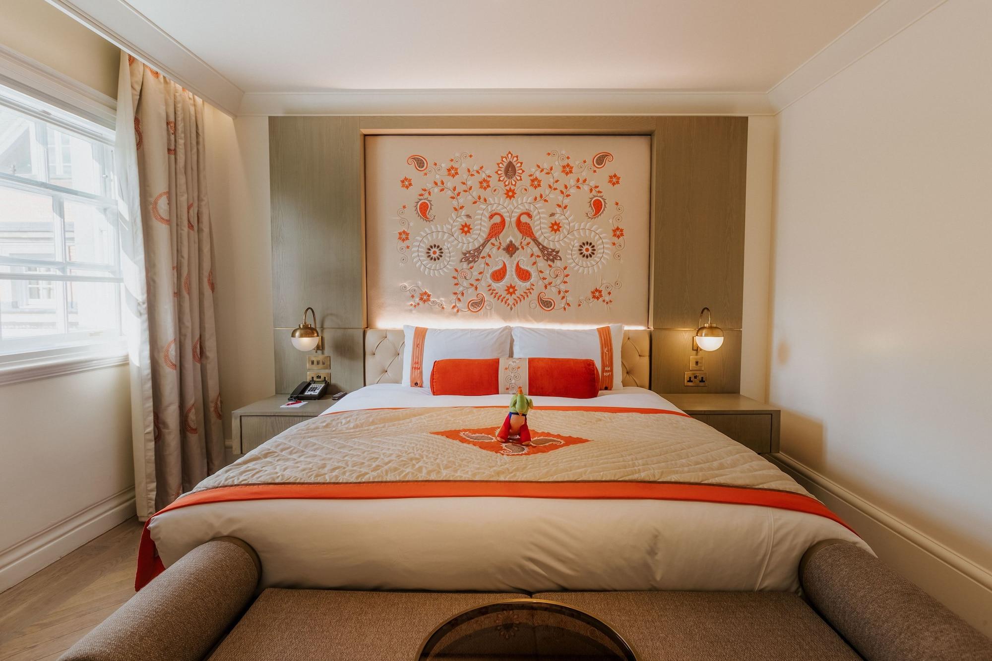 The Lalit London Hotel Ruang foto A bedroom at the hotel