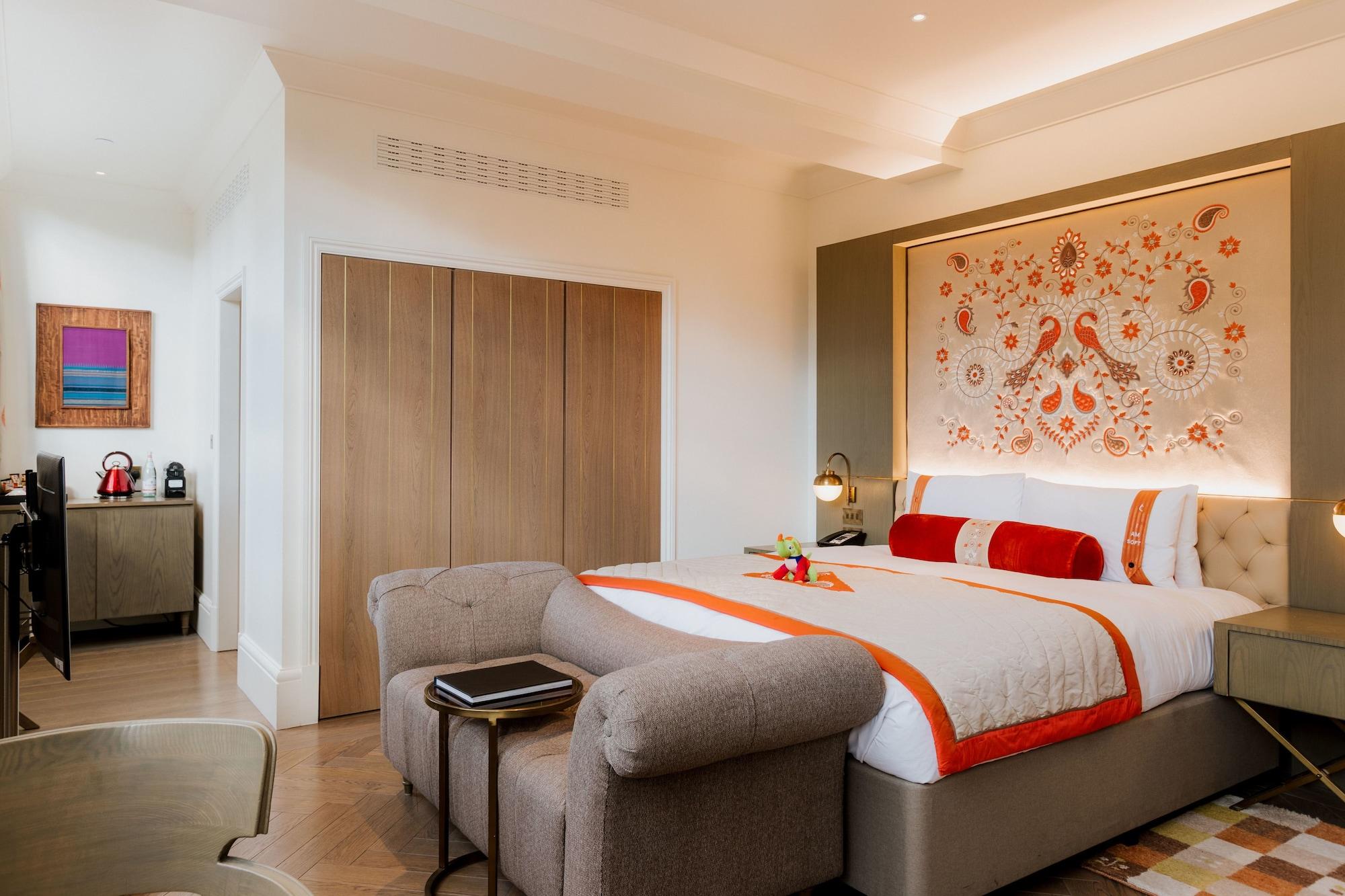 The Lalit London Hotel Ruang foto A bedroom at the hotel