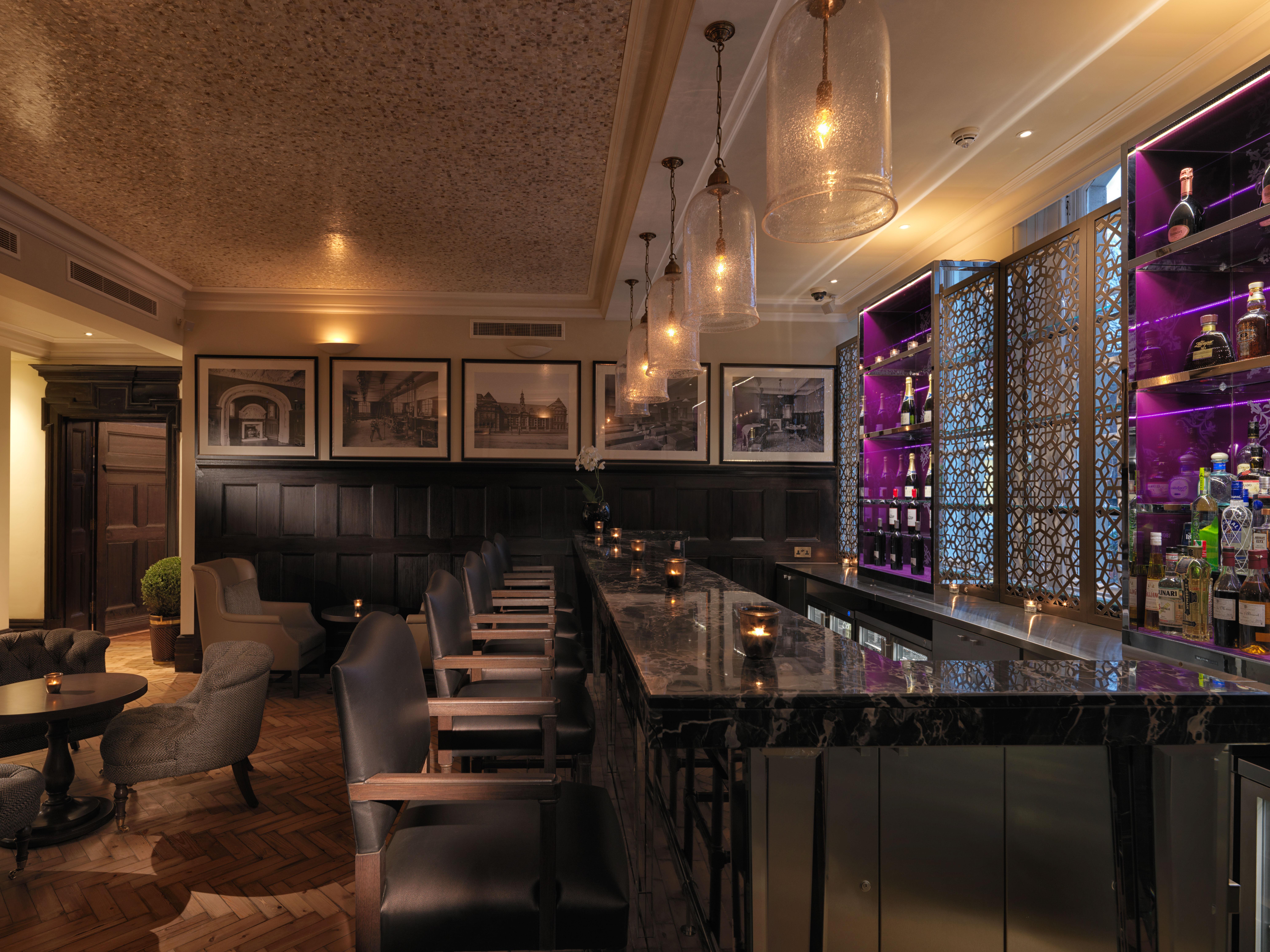 The Lalit London Hotel Bagian luar foto The bar at the hotel