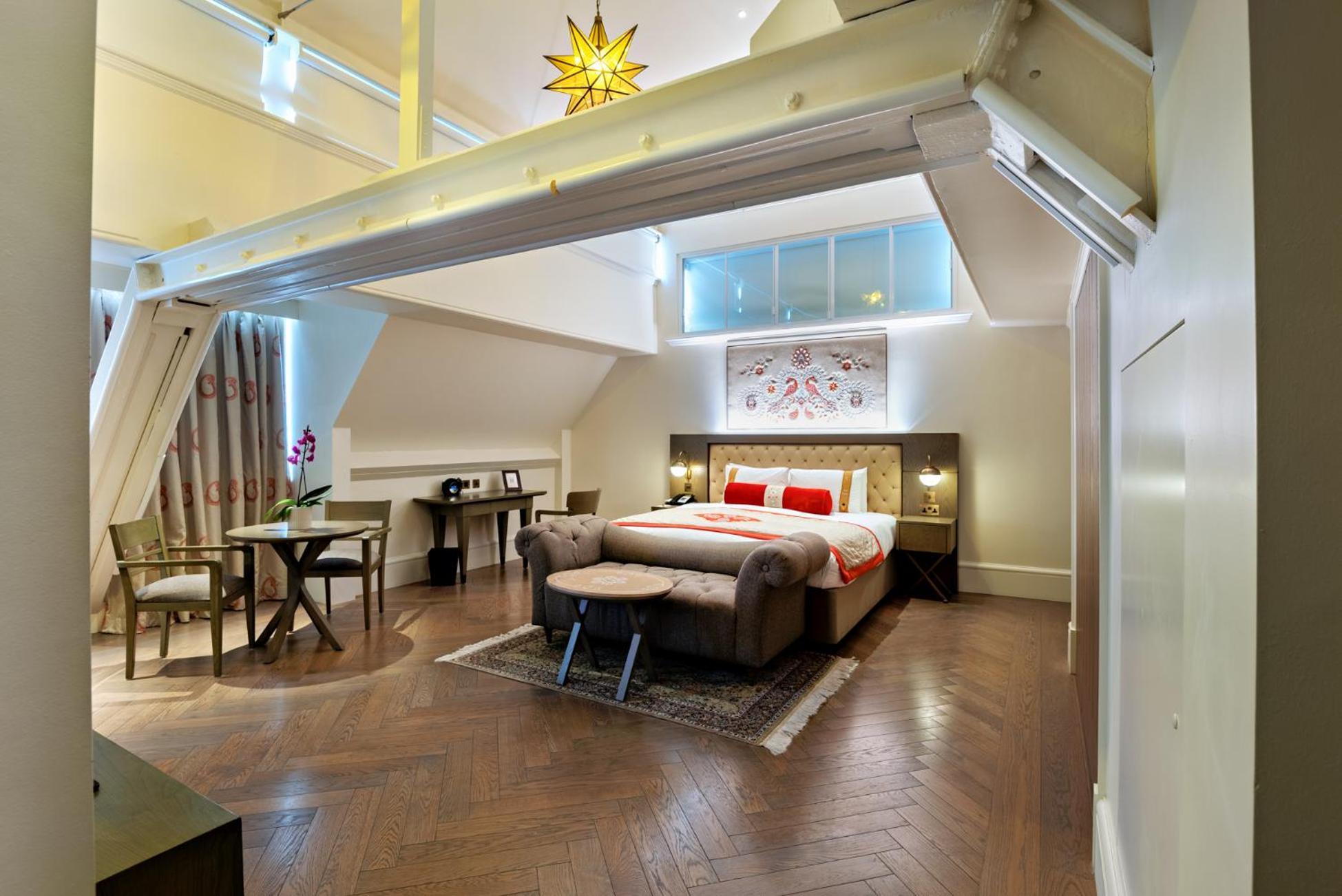 The Lalit London Hotel Bagian luar foto A suite at the hotel