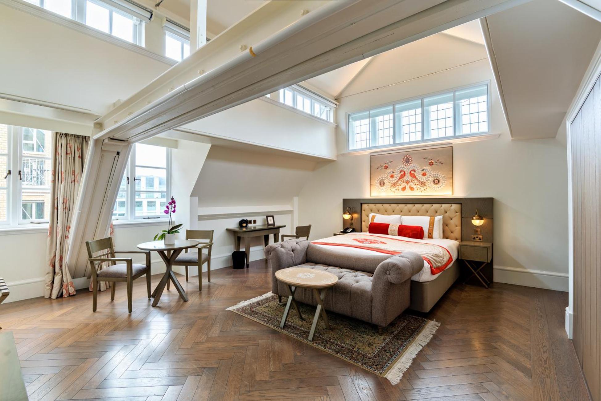 The Lalit London Hotel Bagian luar foto A bedroom at the hotel