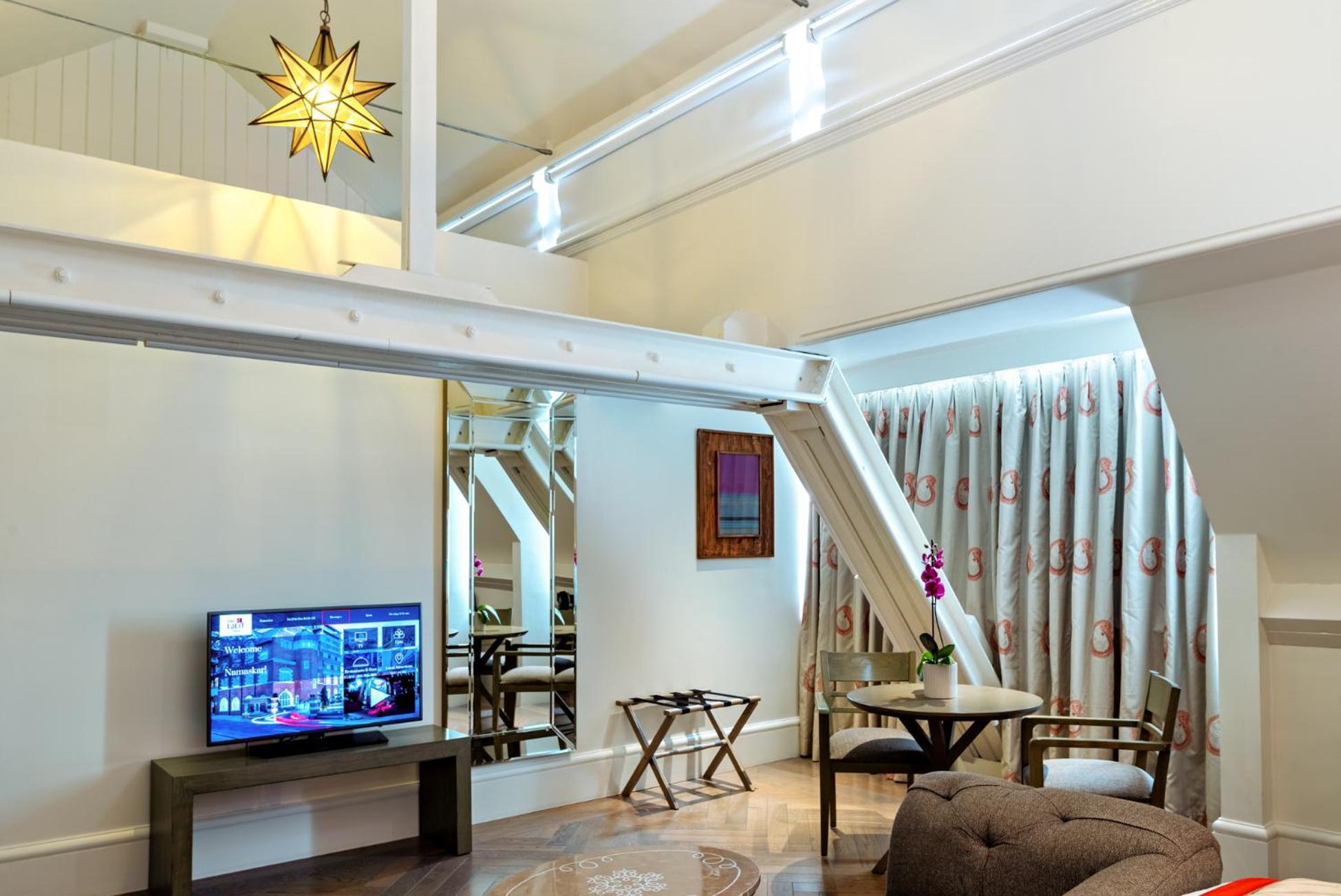 The Lalit London Hotel Bagian luar foto A suite at the hotel