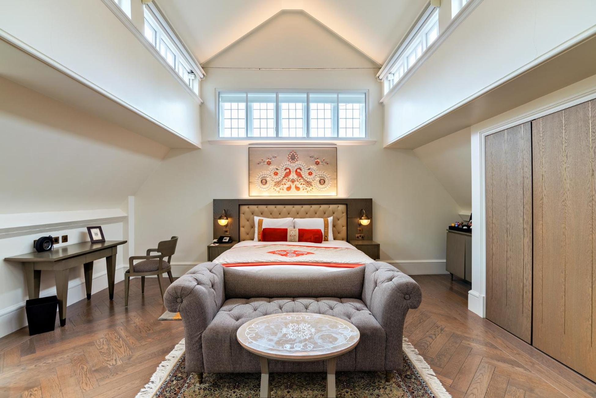 The Lalit London Hotel Bagian luar foto A bedroom at the hotel