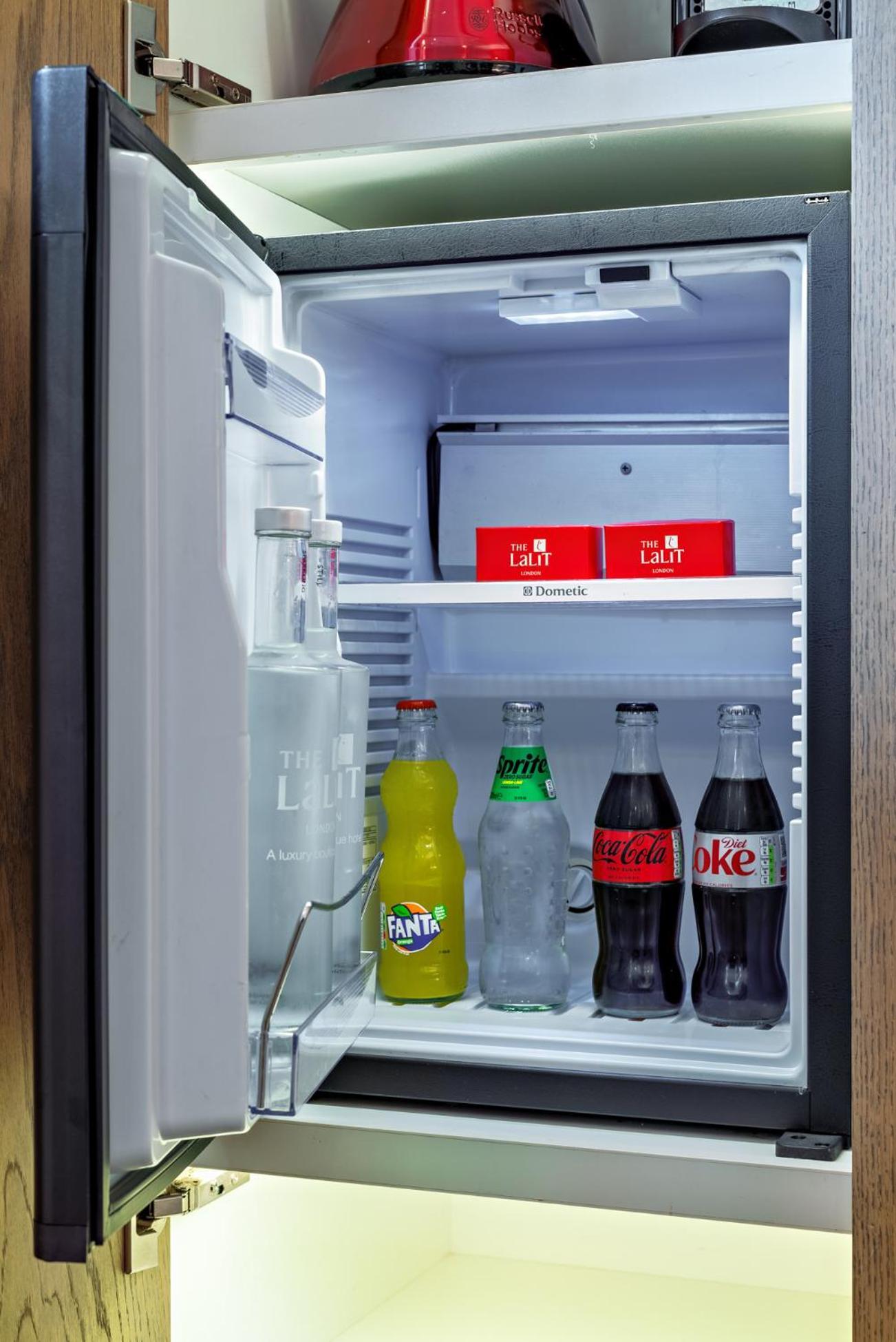The Lalit London Hotel Bagian luar foto A typical hotel mini-bar