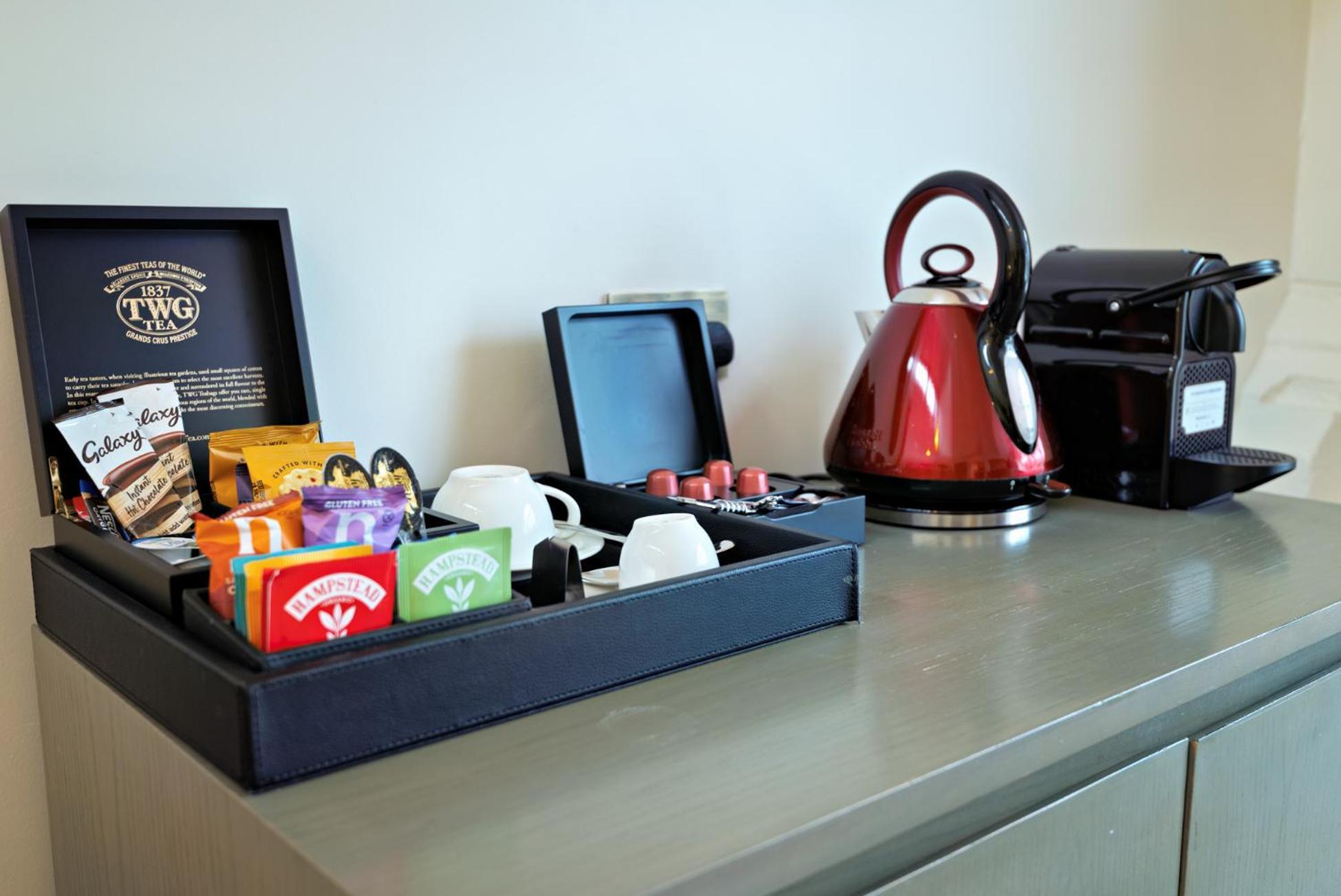The Lalit London Hotel Bagian luar foto A tea tray