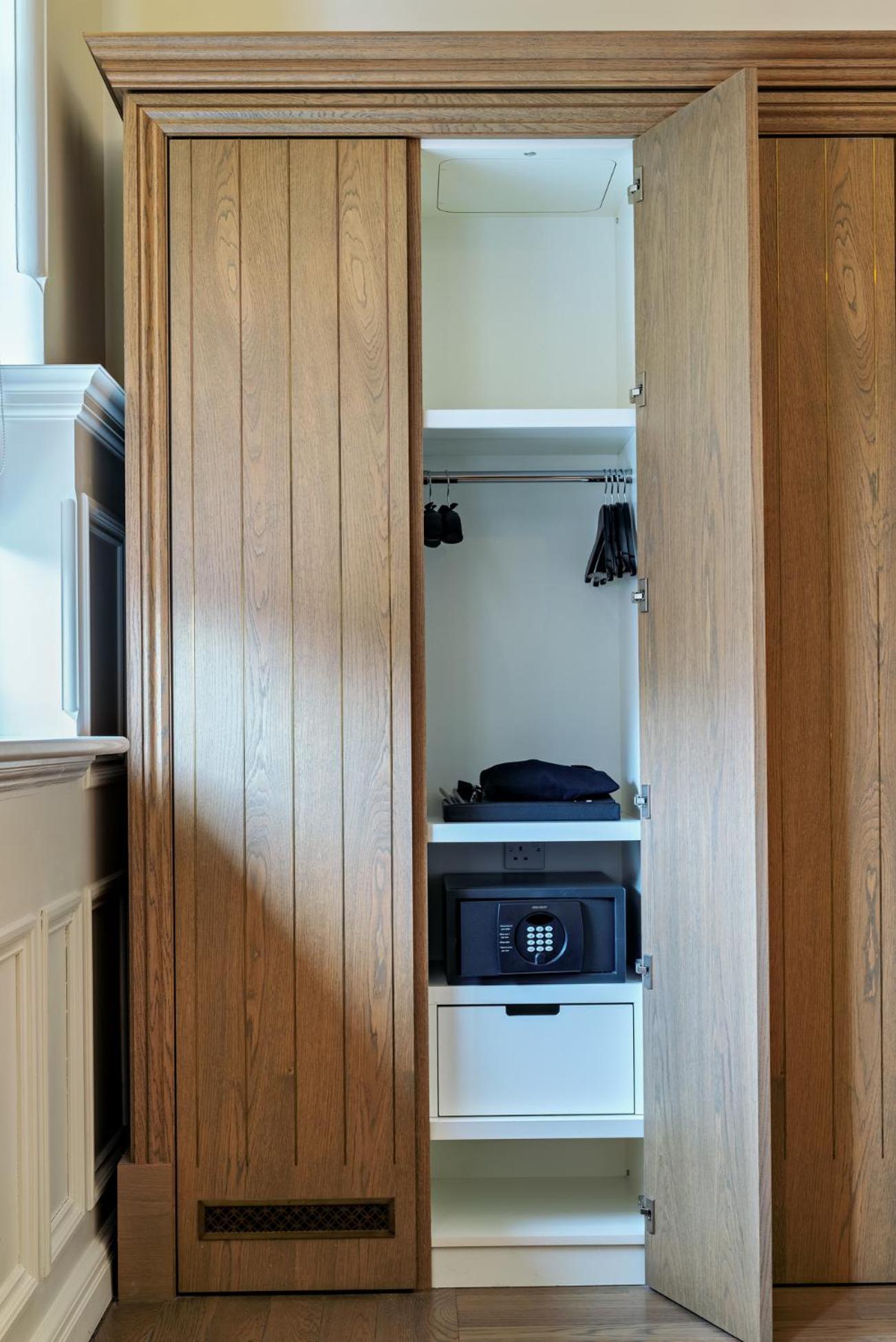 The Lalit London Hotel Bagian luar foto A safe in a hotel room