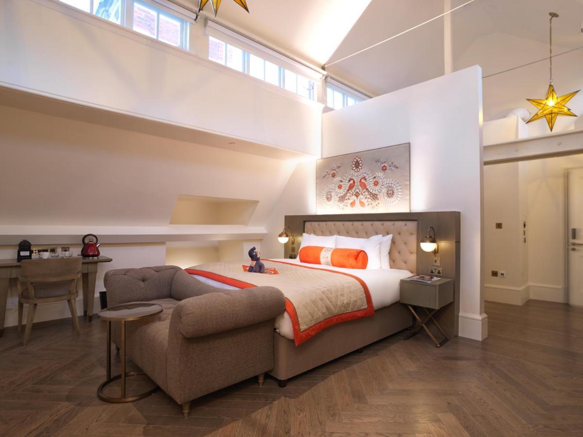 The Lalit London Hotel Bagian luar foto A bedroom at The Ivy Hotel