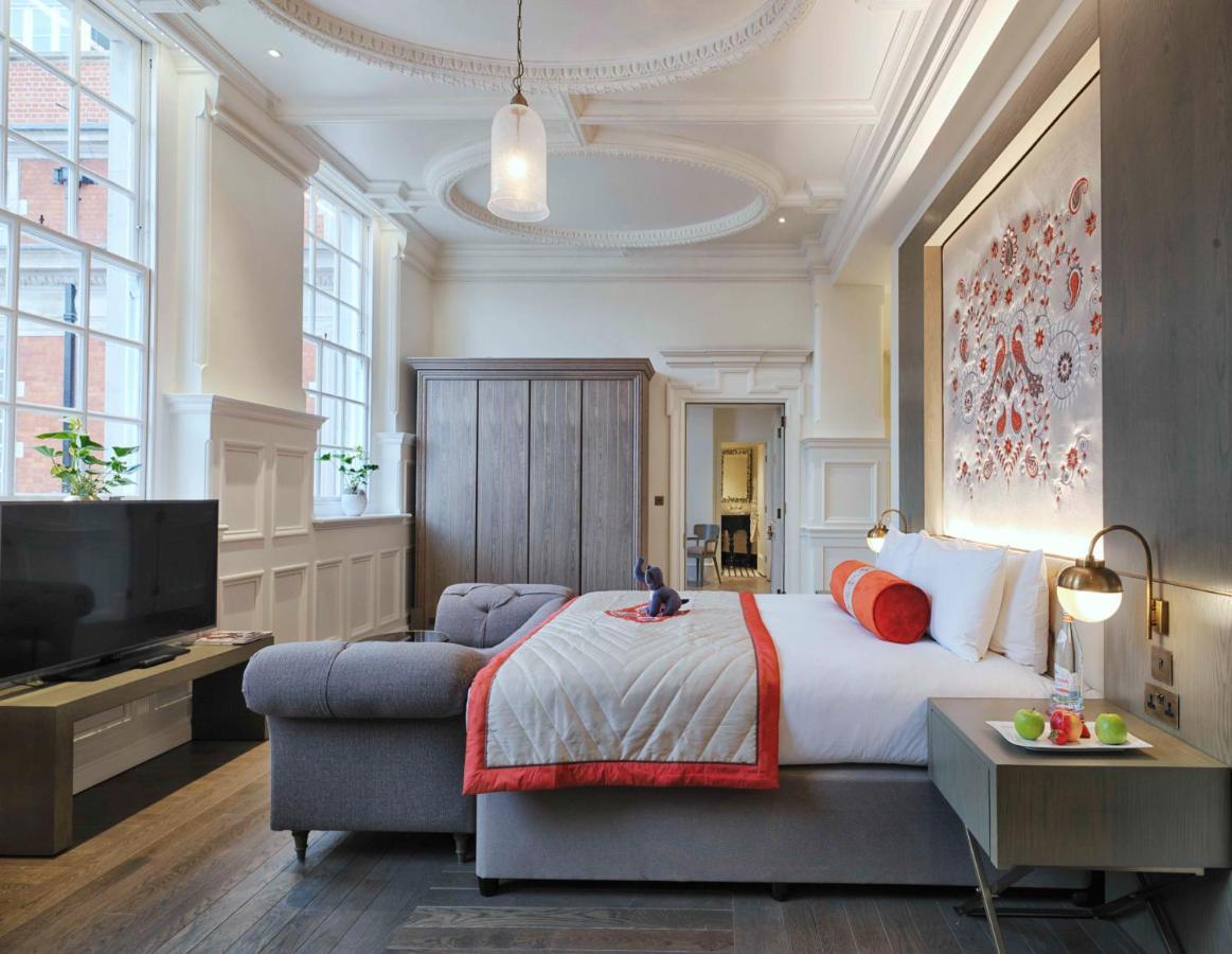 The Lalit London Hotel Bagian luar foto A bedroom at the hotel