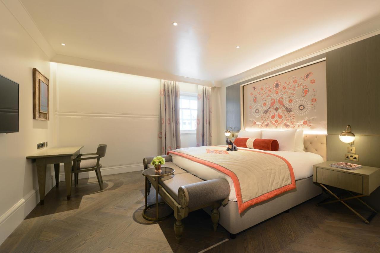The Lalit London Hotel Bagian luar foto A bedroom at The Mitre