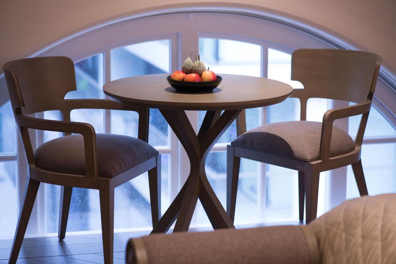 The Lalit London Hotel Ruang foto A table and two chairs