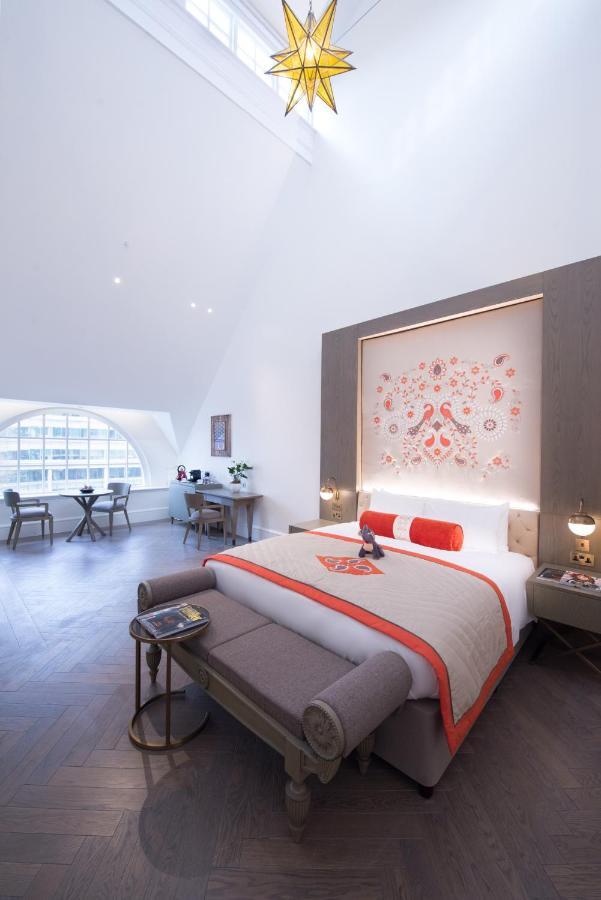 The Lalit London Hotel Ruang foto A bedroom at the hotel