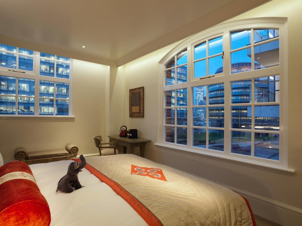 The Lalit London Hotel Ruang foto A bedroom at the Mandarin Oriental, London