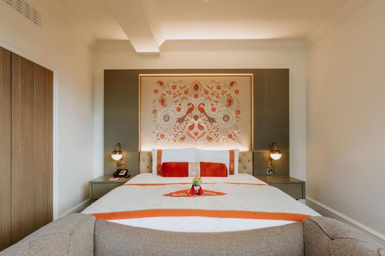 The Lalit London Hotel Bagian luar foto A bedroom at the Taj Mahal Palace