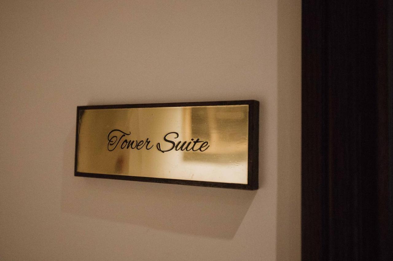 The Lalit London Hotel Bagian luar foto The sign for the Tower Suite